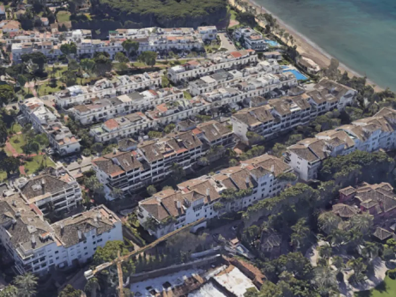 Excellent, fully renovated, three bedroom first floor apartment on Marbella's Golden Mile, in the sought after frontline beach community Las Cañas Beach, with 24hr security service, several communal swimming pools and tropical gardens. As well as being on
