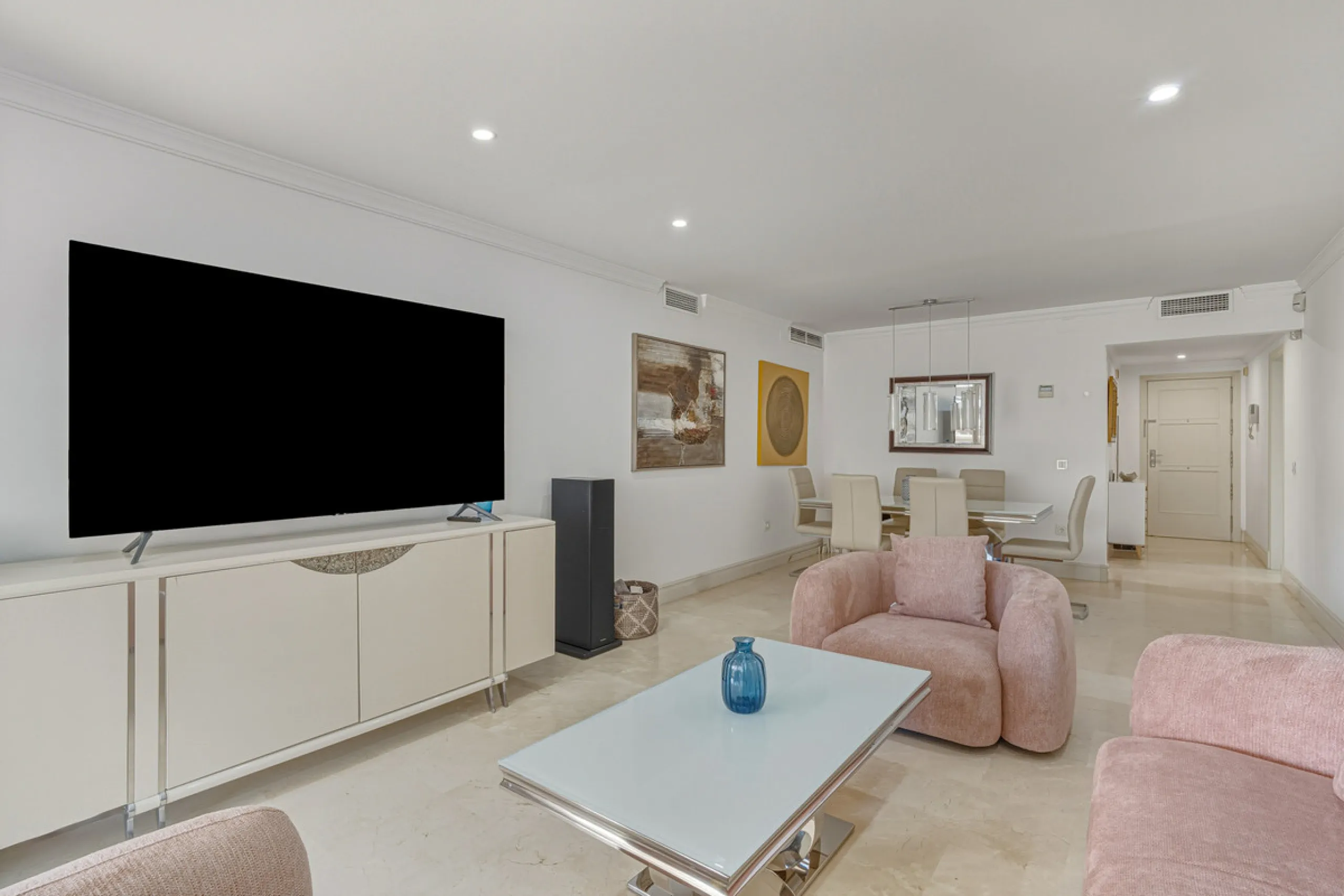 Excellent, fully renovated, three bedroom first floor apartment on Marbella's Golden Mile, in the sought after frontline beach community Las Cañas Beach, with 24hr security service, several communal swimming pools and tropical gardens. As well as being on