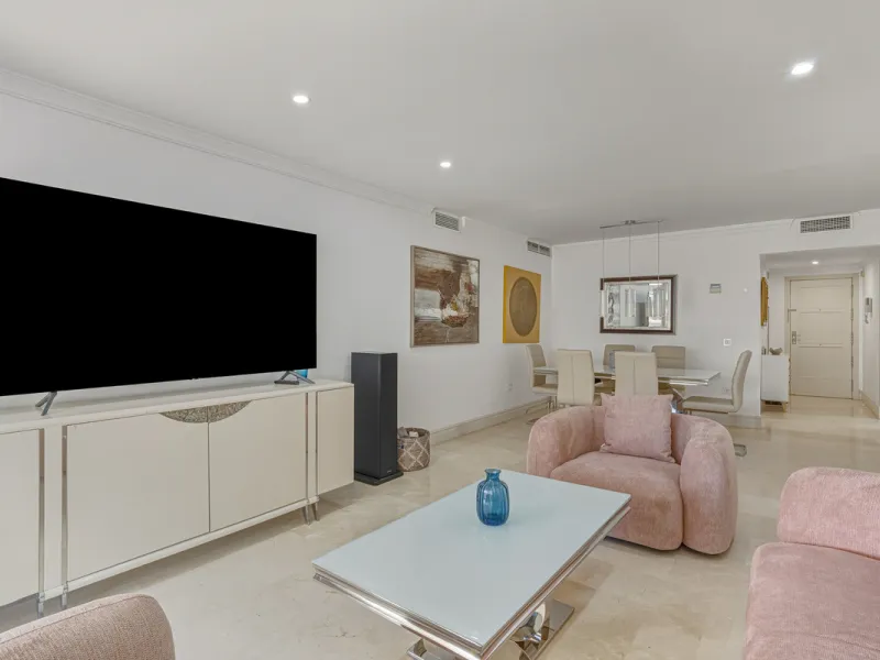 Excellent, fully renovated, three bedroom first floor apartment on Marbella's Golden Mile, in the sought after frontline beach community Las Cañas Beach, with 24hr security service, several communal swimming pools and tropical gardens. As well as being on