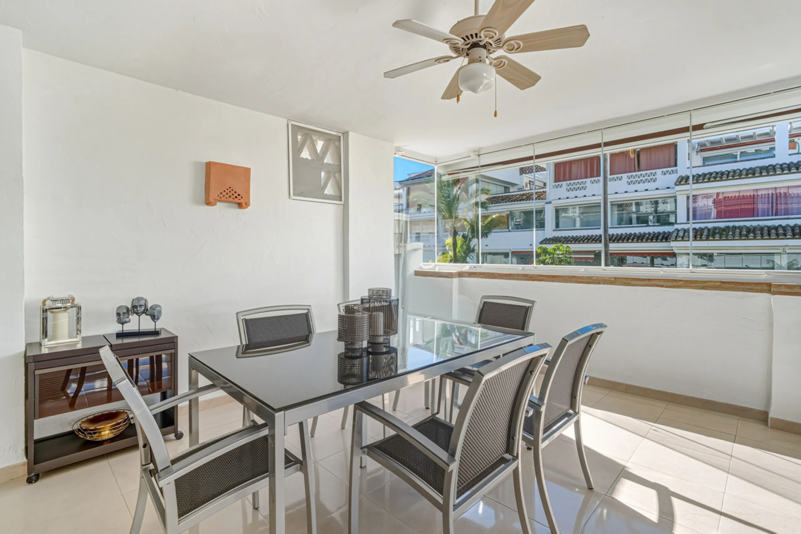 Excellent, fully renovated, three bedroom first floor apartment on Marbella's Golden Mile, in the sought after frontline beach community Las Cañas Beach, with 24hr security service, several communal swimming pools and tropical gardens. As well as being on