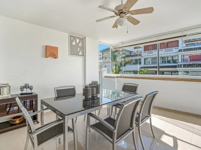 Excellent, fully renovated, three bedroom first floor apartment on Marbella's Golden Mile, in the sought after frontline beach community Las Cañas Beach, with 24hr security service, several communal swimming pools and tropical gardens. As well as being on