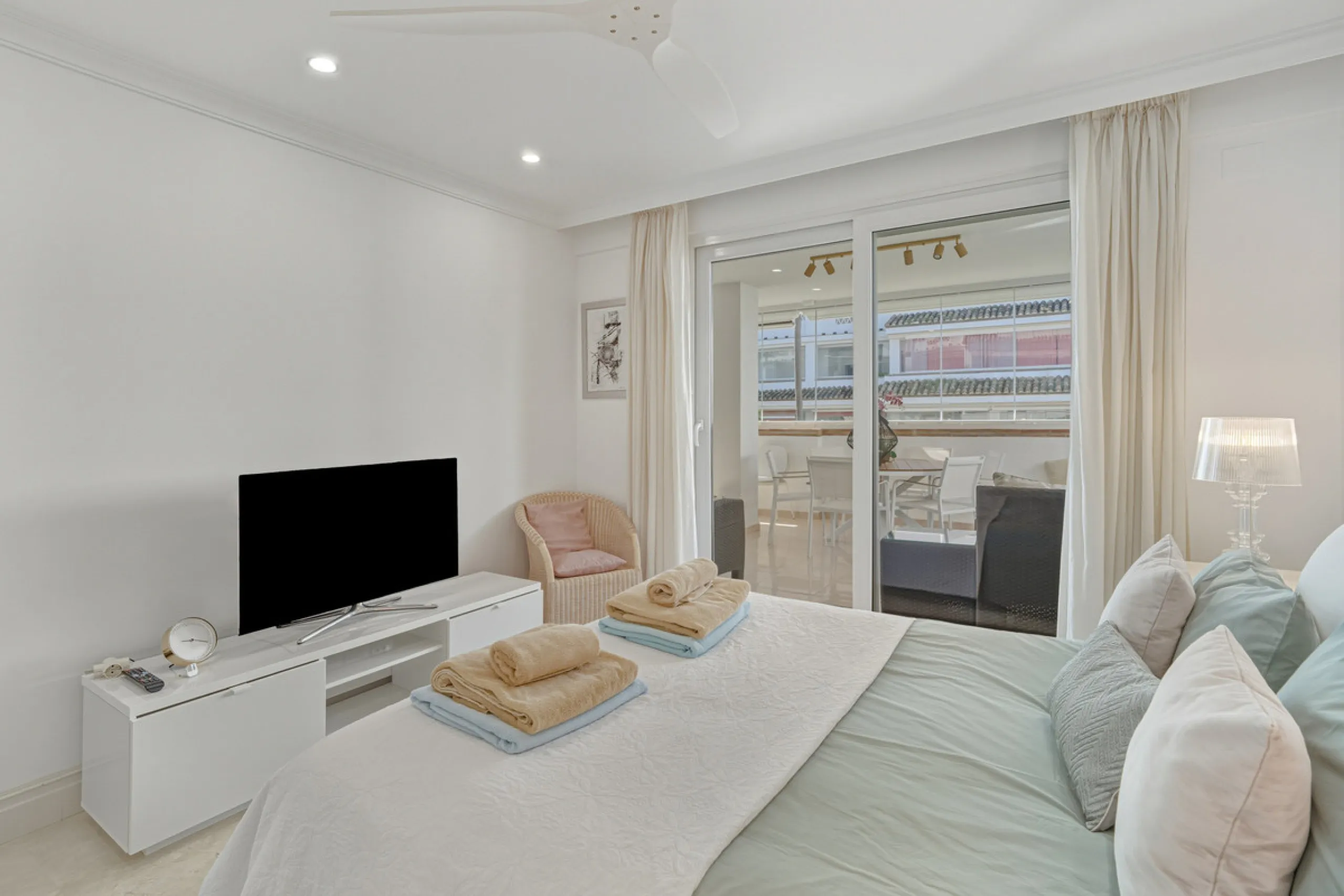 Excellent, fully renovated, three bedroom first floor apartment on Marbella's Golden Mile, in the sought after frontline beach community Las Cañas Beach, with 24hr security service, several communal swimming pools and tropical gardens. As well as being on
