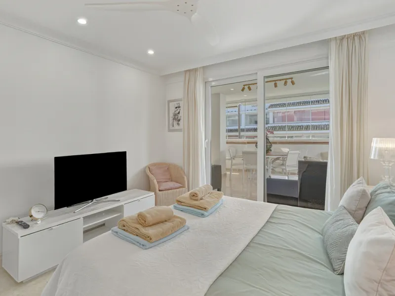 Excellent, fully renovated, three bedroom first floor apartment on Marbella's Golden Mile, in the sought after frontline beach community Las Cañas Beach, with 24hr security service, several communal swimming pools and tropical gardens. As well as being on