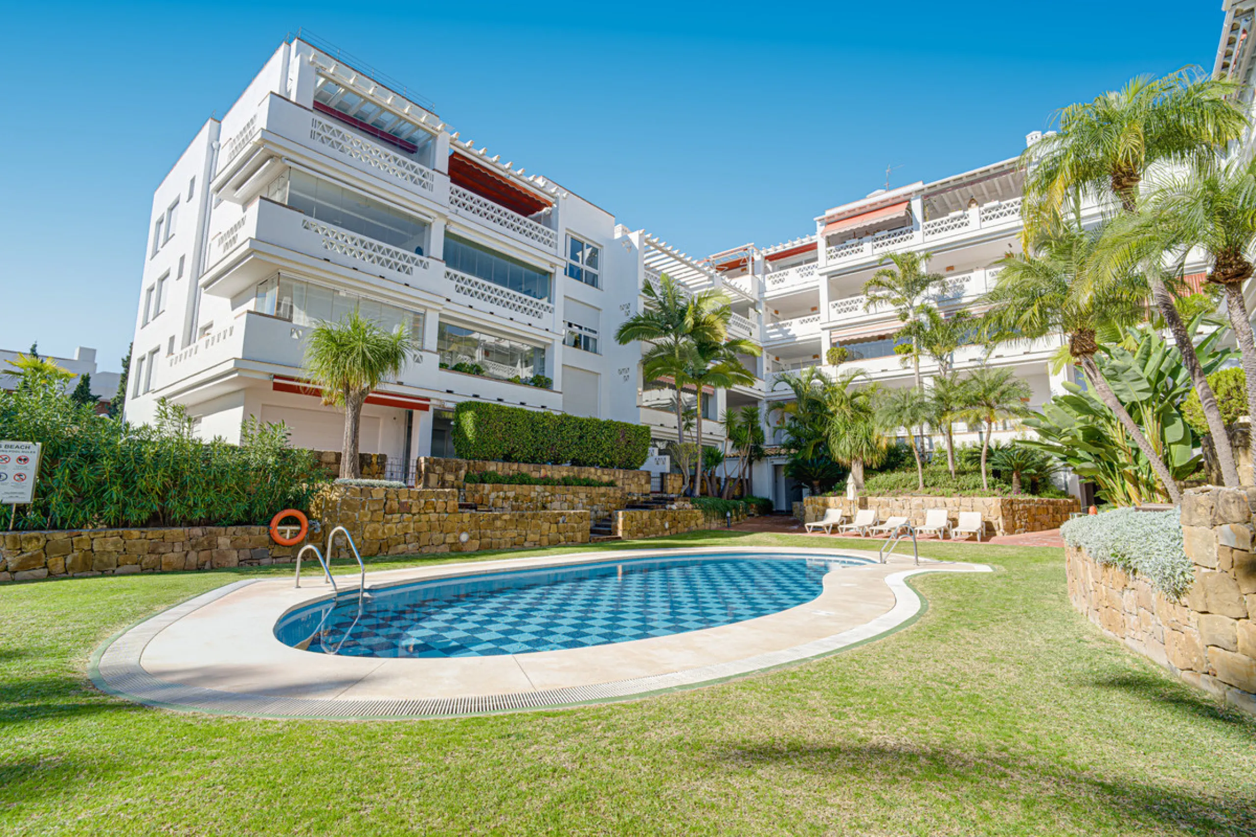 Excellent, fully renovated, three bedroom first floor apartment on Marbella's Golden Mile, in the sought after frontline beach community Las Cañas Beach, with 24hr security service, several communal swimming pools and tropical gardens. As well as being on