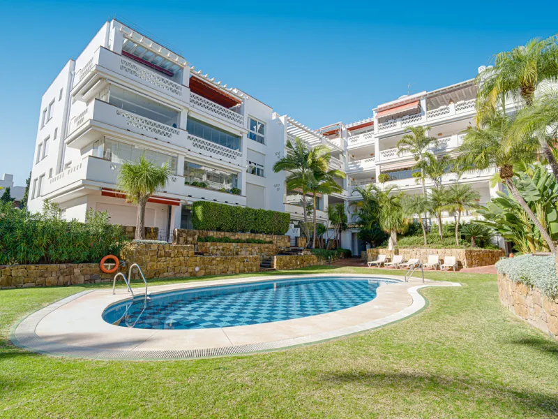 Excellent, fully renovated, three bedroom first floor apartment on Marbella's Golden Mile, in the sought after frontline beach community Las Cañas Beach, with 24hr security service, several communal swimming pools and tropical gardens. As well as being on