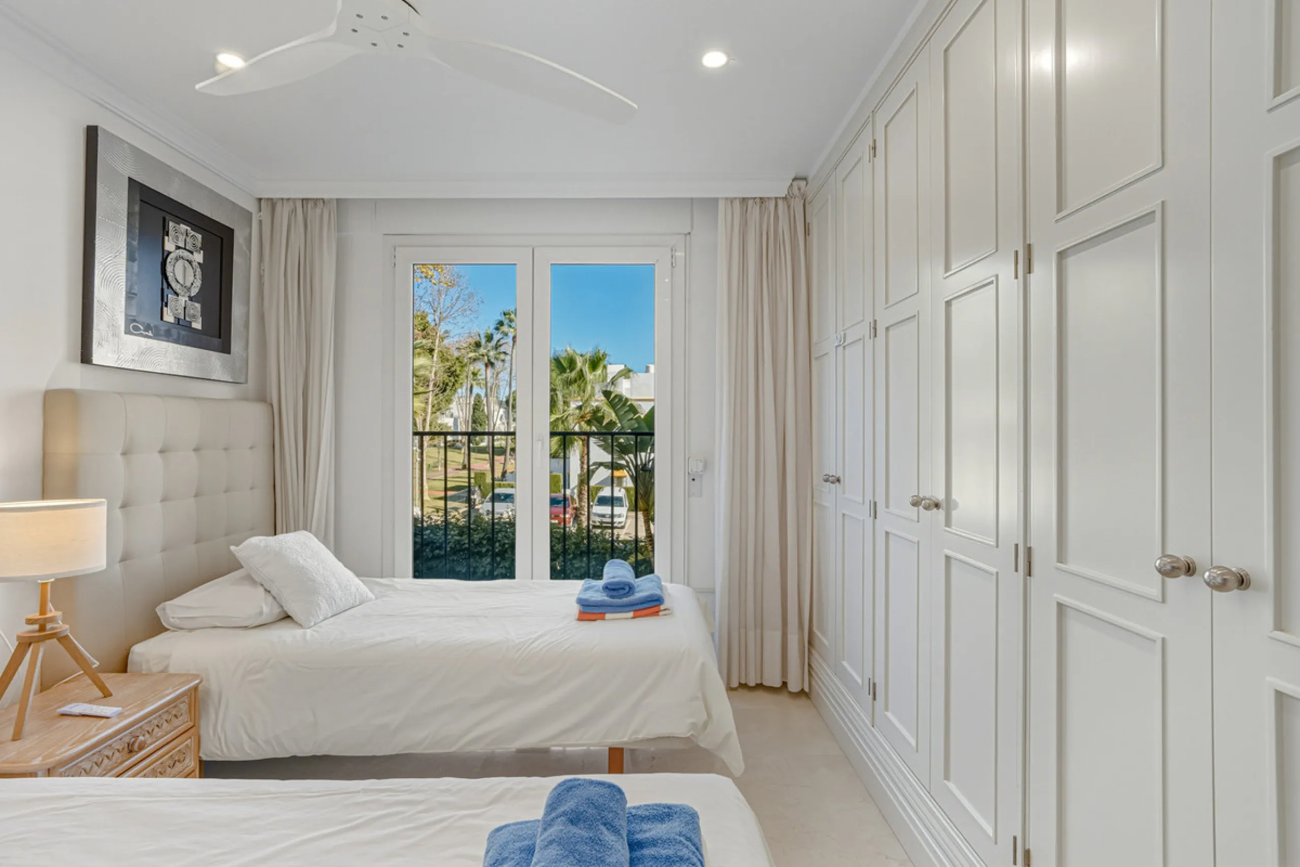Excellent, fully renovated, three bedroom first floor apartment on Marbella's Golden Mile, in the sought after frontline beach community Las Cañas Beach, with 24hr security service, several communal swimming pools and tropical gardens. As well as being on
