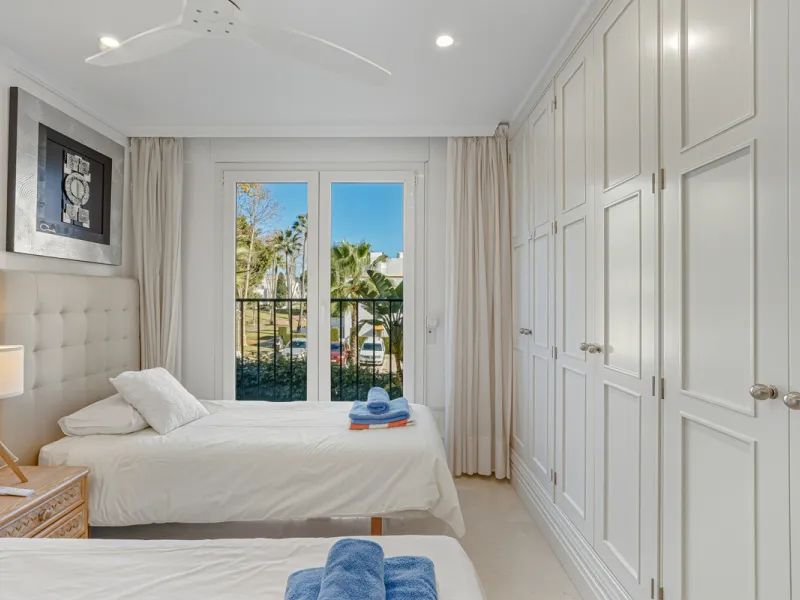Excellent, fully renovated, three bedroom first floor apartment on Marbella's Golden Mile, in the sought after frontline beach community Las Cañas Beach, with 24hr security service, several communal swimming pools and tropical gardens. As well as being on