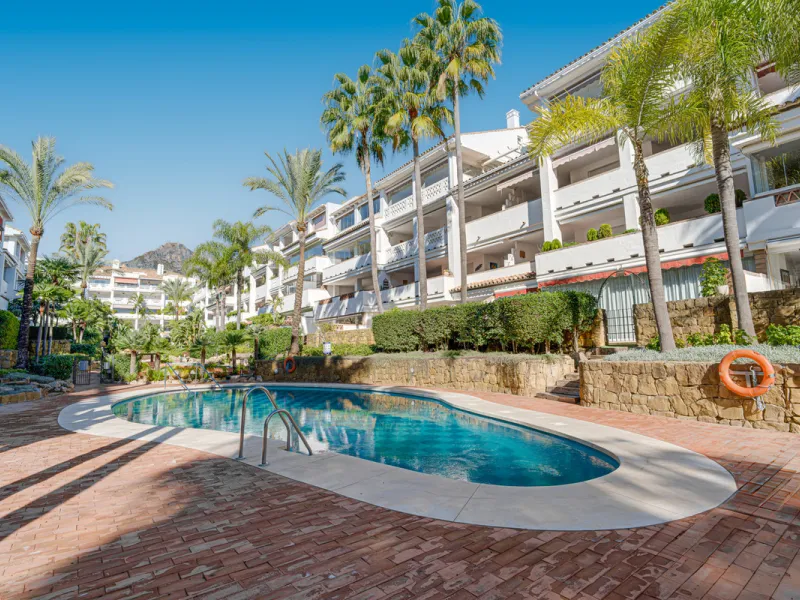 Excellent, fully renovated, three bedroom first floor apartment on Marbella's Golden Mile, in the sought after frontline beach community Las Cañas Beach, with 24hr security service, several communal swimming pools and tropical gardens. As well as being on