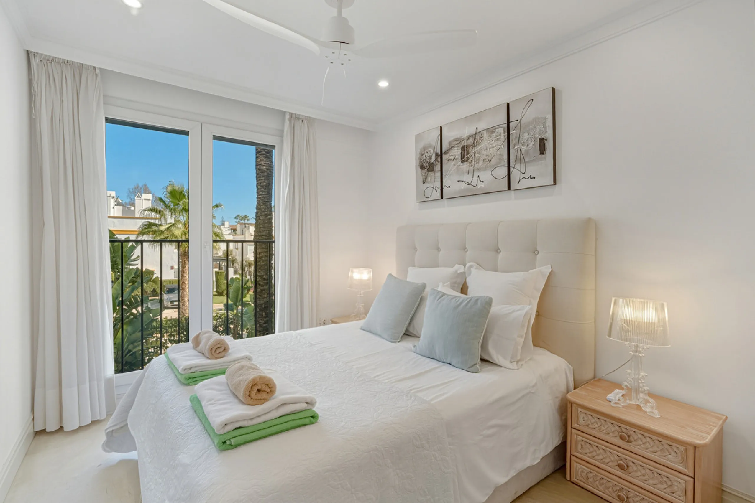 Excellent, fully renovated, three bedroom first floor apartment on Marbella's Golden Mile, in the sought after frontline beach community Las Cañas Beach, with 24hr security service, several communal swimming pools and tropical gardens. As well as being on