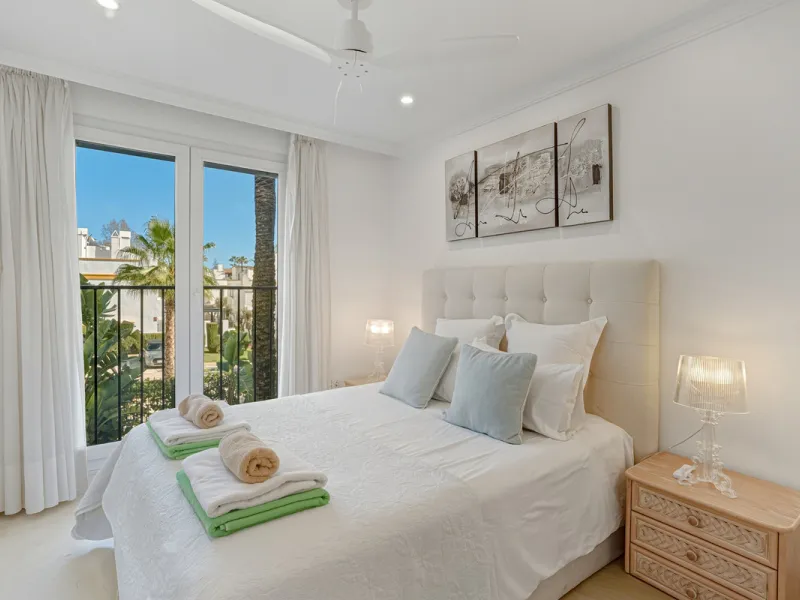 Excellent, fully renovated, three bedroom first floor apartment on Marbella's Golden Mile, in the sought after frontline beach community Las Cañas Beach, with 24hr security service, several communal swimming pools and tropical gardens. As well as being on