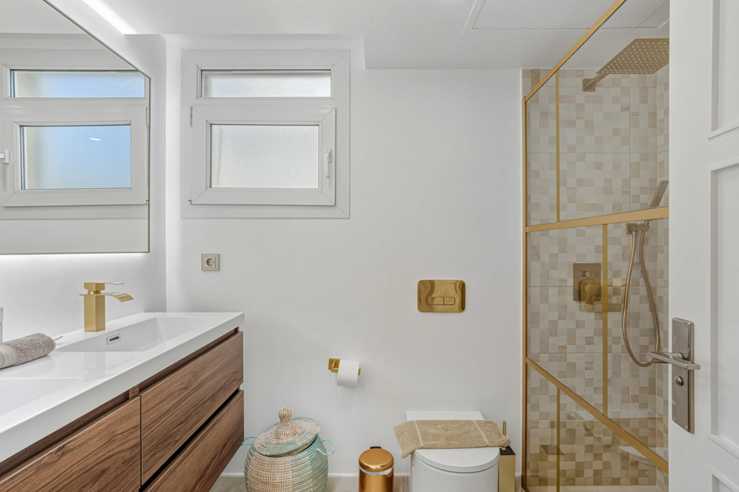 Excellent, fully renovated, three bedroom first floor apartment on Marbella's Golden Mile, in the sought after frontline beach community Las Cañas Beach, with 24hr security service, several communal swimming pools and tropical gardens. As well as being on