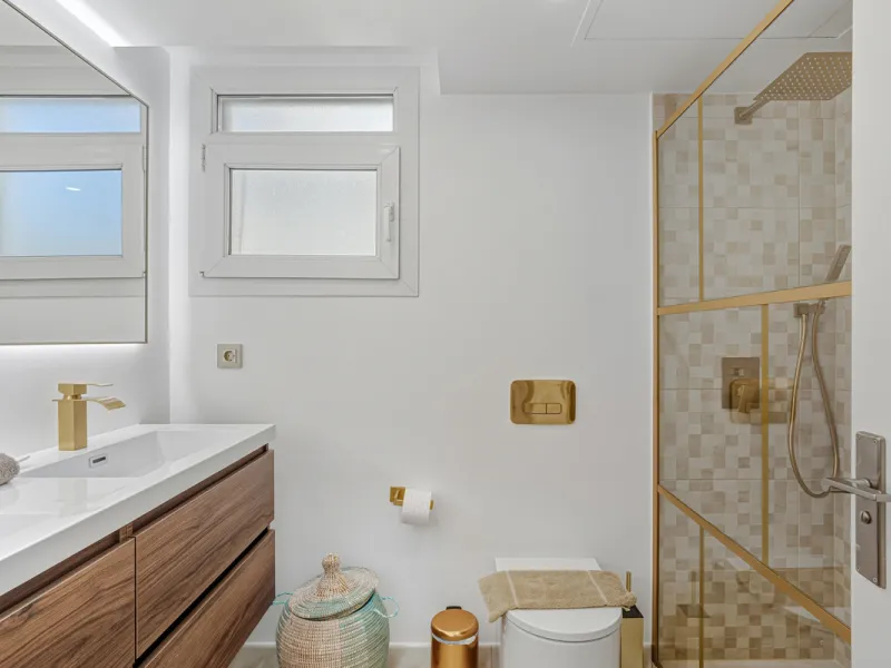 Excellent, fully renovated, three bedroom first floor apartment on Marbella's Golden Mile, in the sought after frontline beach community Las Cañas Beach, with 24hr security service, several communal swimming pools and tropical gardens. As well as being on