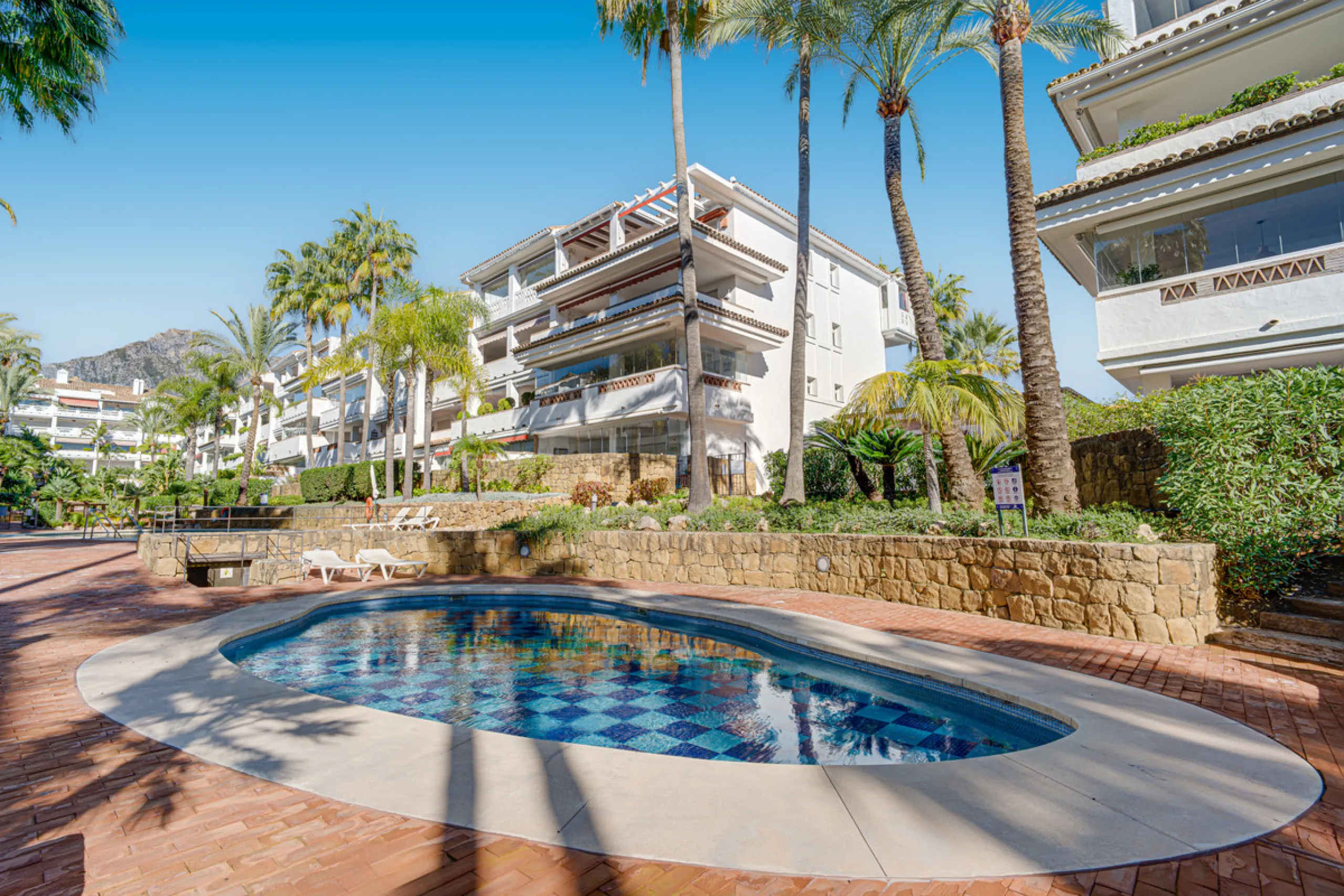 Excellent, fully renovated, three bedroom first floor apartment on Marbella's Golden Mile, in the sought after frontline beach community Las Cañas Beach, with 24hr security service, several communal swimming pools and tropical gardens. As well as being on