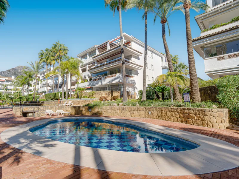 Excellent, fully renovated, three bedroom first floor apartment on Marbella's Golden Mile, in the sought after frontline beach community Las Cañas Beach, with 24hr security service, several communal swimming pools and tropical gardens. As well as being on