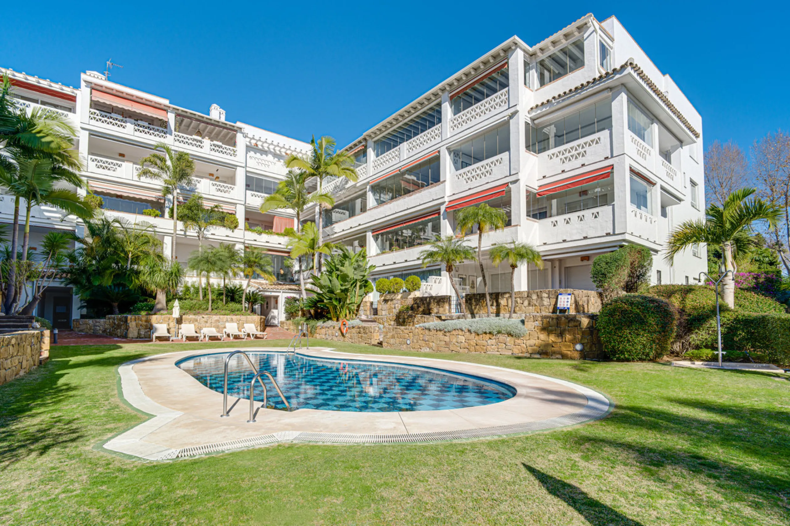 Excellent, fully renovated, three bedroom first floor apartment on Marbella's Golden Mile, in the sought after frontline beach community Las Cañas Beach, with 24hr security service, several communal swimming pools and tropical gardens. As well as being on