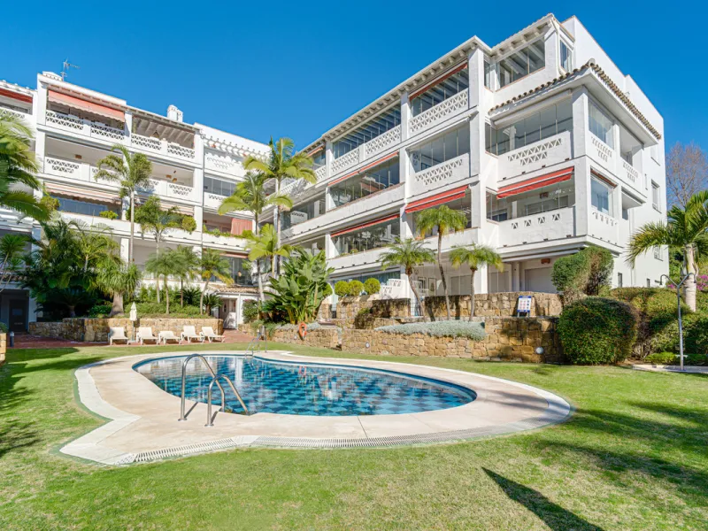 Excellent, fully renovated, three bedroom first floor apartment on Marbella's Golden Mile, in the sought after frontline beach community Las Cañas Beach, with 24hr security service, several communal swimming pools and tropical gardens. As well as being on