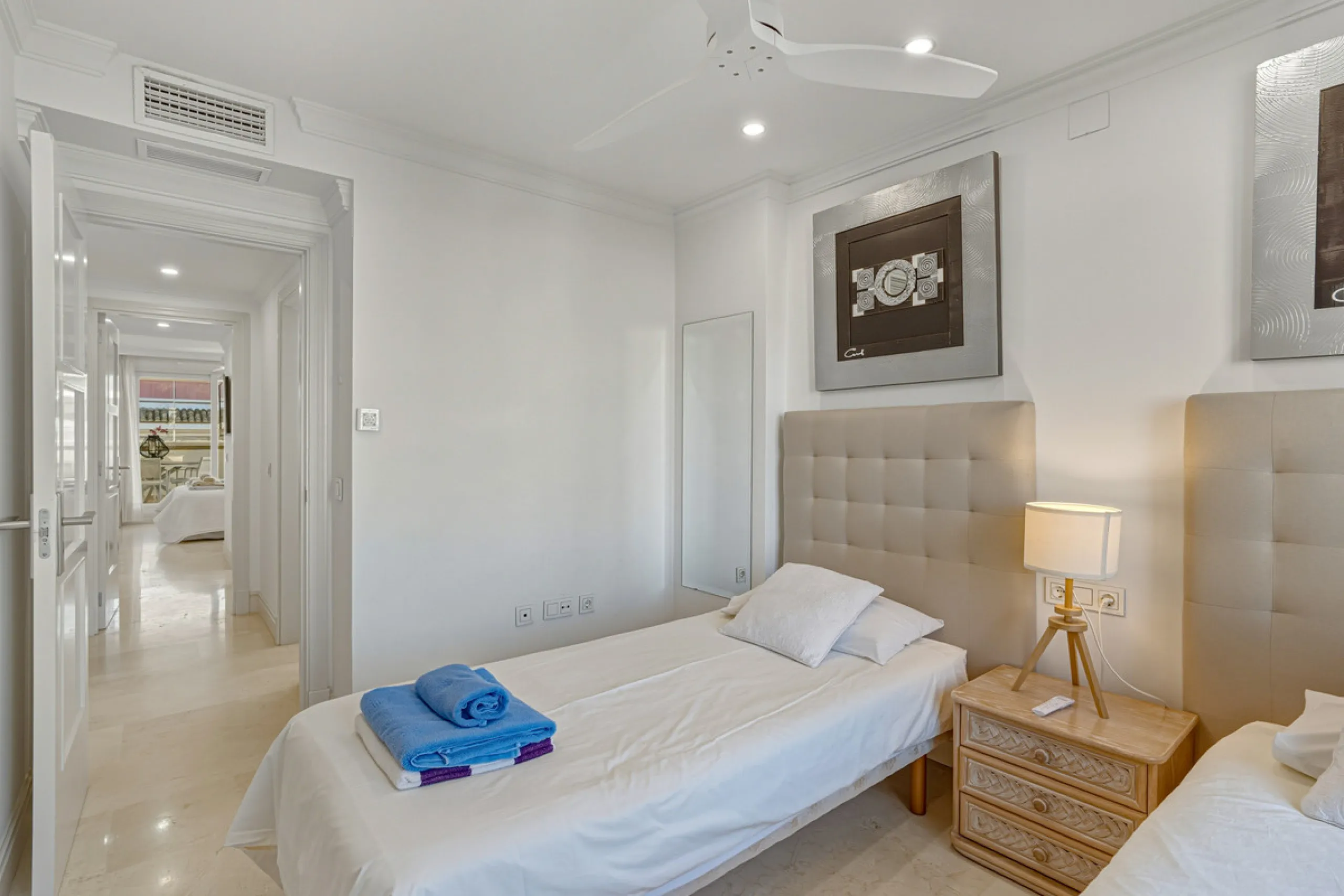 Excellent, fully renovated, three bedroom first floor apartment on Marbella's Golden Mile, in the sought after frontline beach community Las Cañas Beach, with 24hr security service, several communal swimming pools and tropical gardens. As well as being on