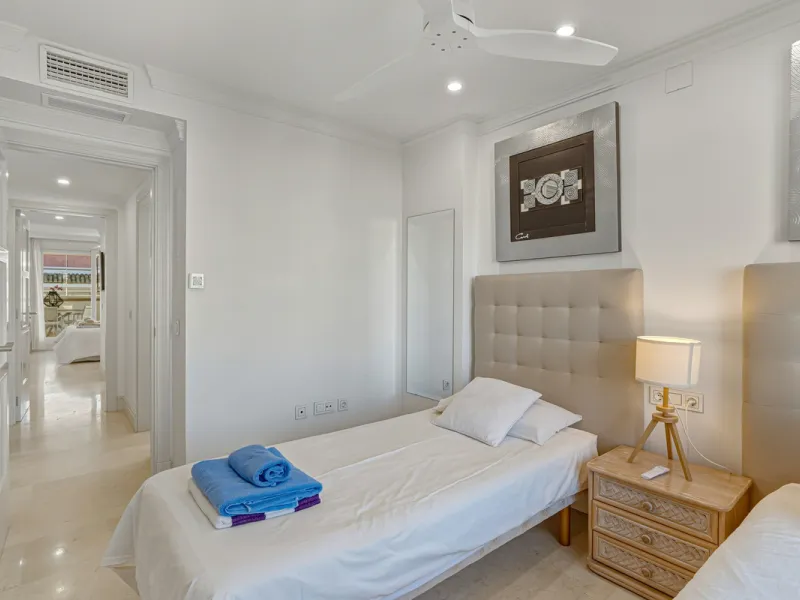 Excellent, fully renovated, three bedroom first floor apartment on Marbella's Golden Mile, in the sought after frontline beach community Las Cañas Beach, with 24hr security service, several communal swimming pools and tropical gardens. As well as being on
