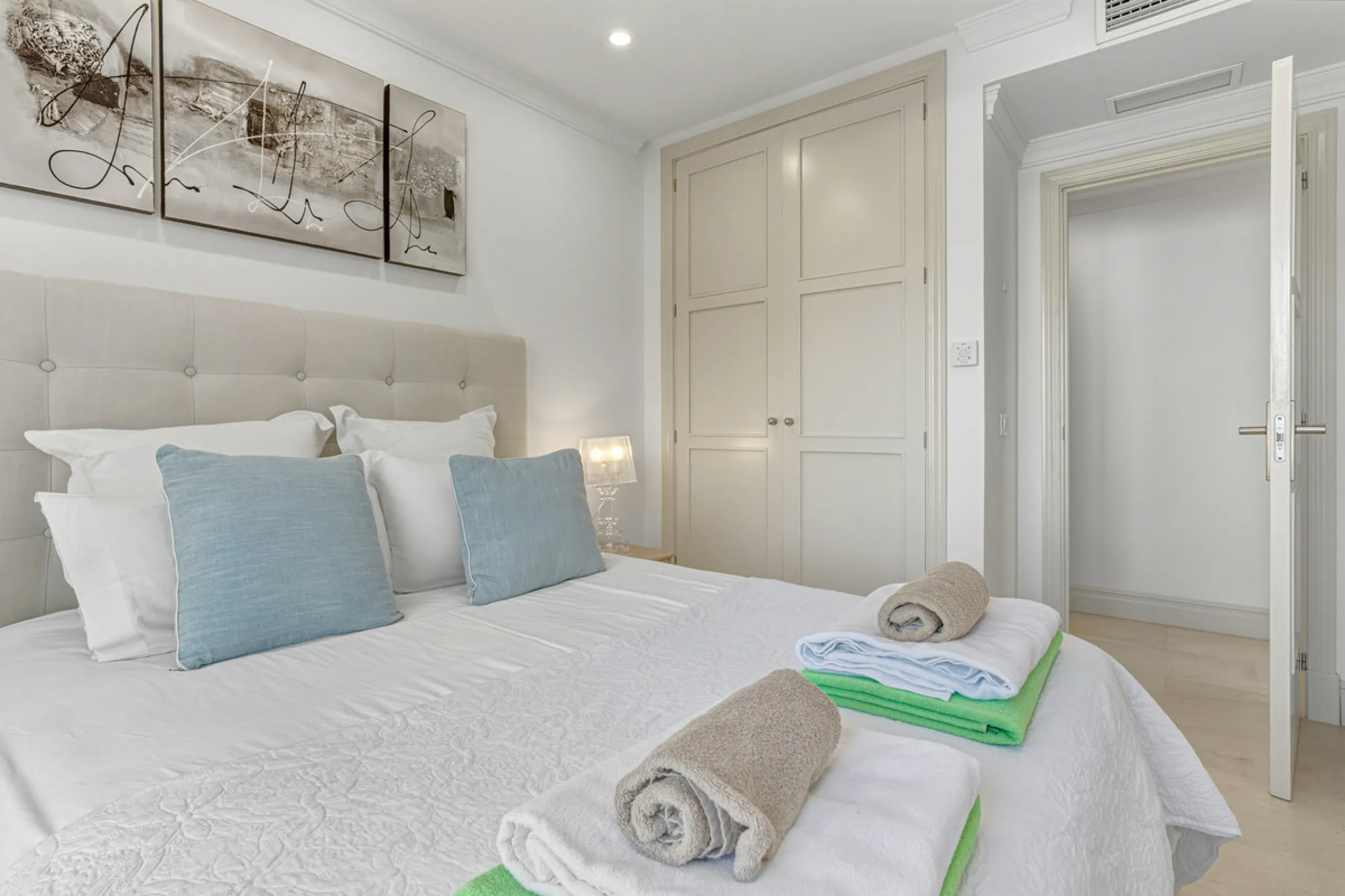 Excellent, fully renovated, three bedroom first floor apartment on Marbella's Golden Mile, in the sought after frontline beach community Las Cañas Beach, with 24hr security service, several communal swimming pools and tropical gardens. As well as being on