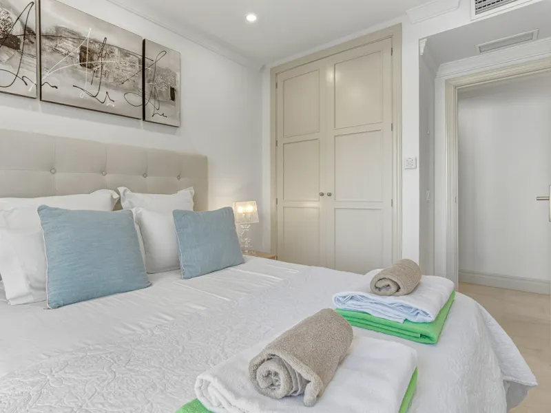 Excellent, fully renovated, three bedroom first floor apartment on Marbella's Golden Mile, in the sought after frontline beach community Las Cañas Beach, with 24hr security service, several communal swimming pools and tropical gardens. As well as being on