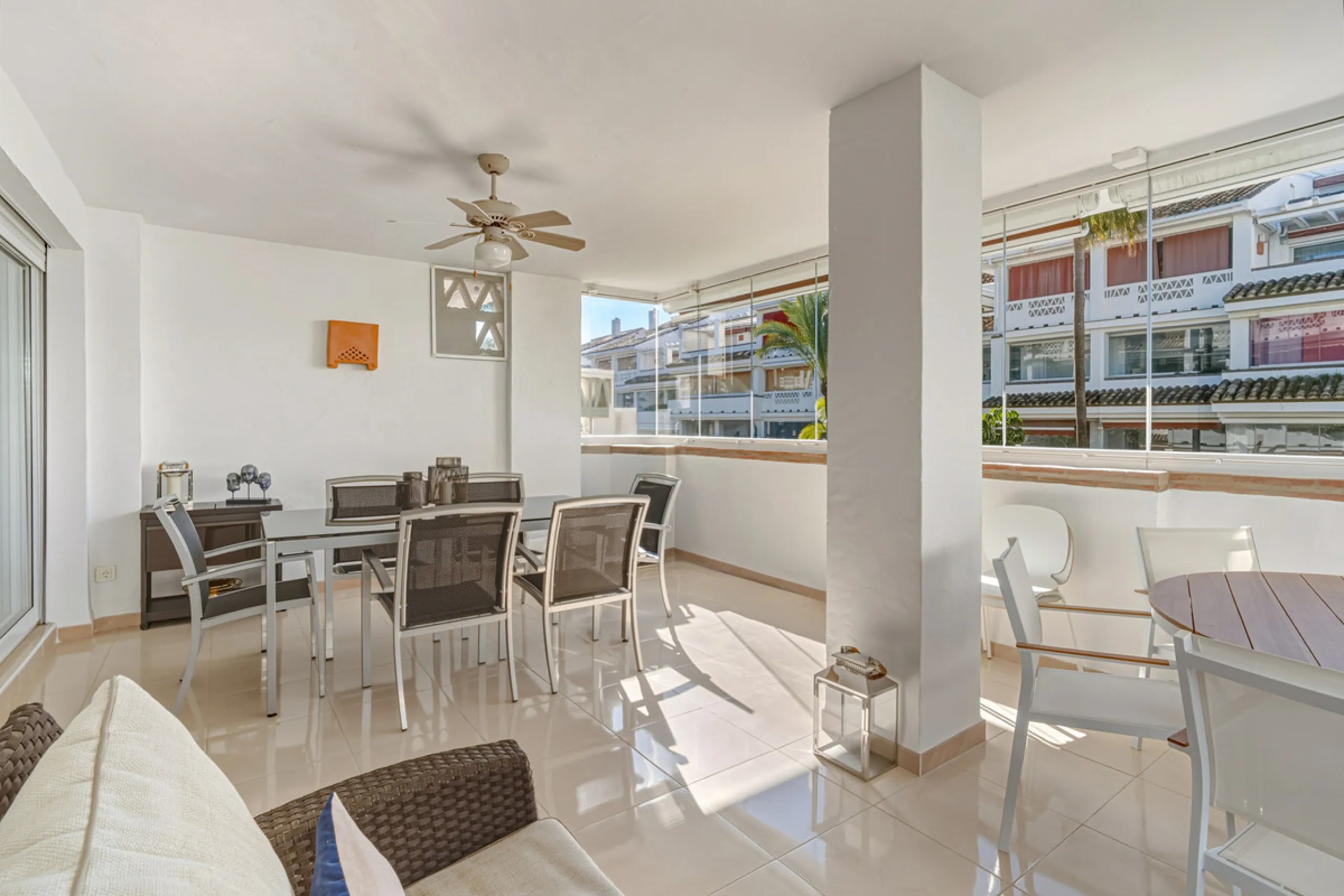 Excellent, fully renovated, three bedroom first floor apartment on Marbella's Golden Mile, in the sought after frontline beach community Las Cañas Beach, with 24hr security service, several communal swimming pools and tropical gardens. As well as being on