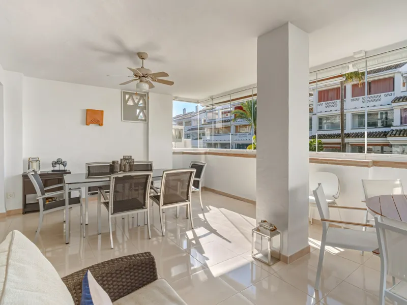 Excellent, fully renovated, three bedroom first floor apartment on Marbella's Golden Mile, in the sought after frontline beach community Las Cañas Beach, with 24hr security service, several communal swimming pools and tropical gardens. As well as being on