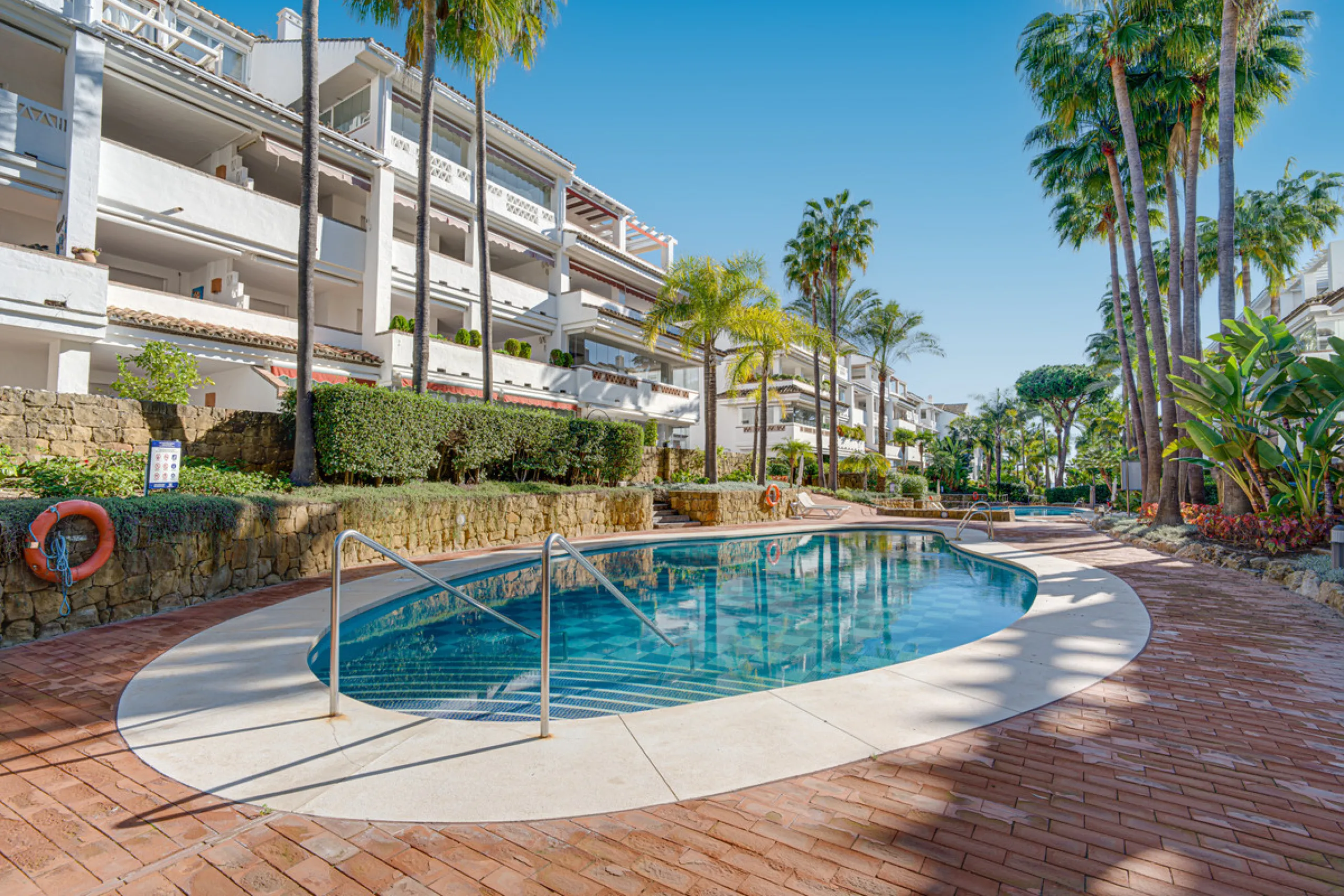 Excellent, fully renovated, three bedroom first floor apartment on Marbella's Golden Mile, in the sought after frontline beach community Las Cañas Beach, with 24hr security service, several communal swimming pools and tropical gardens. As well as being on