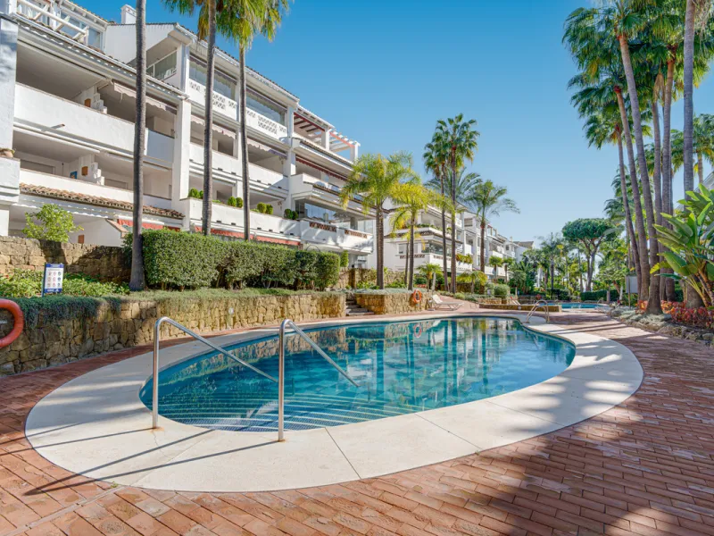 Excellent, fully renovated, three bedroom first floor apartment on Marbella's Golden Mile, in the sought after frontline beach community Las Cañas Beach, with 24hr security service, several communal swimming pools and tropical gardens. As well as being on