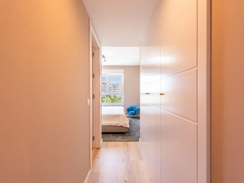This brand new, never-before-occupied apartment is situated in the prestigious area of Nueva Andalucia, Marbella, Malaga, embodying both luxury and convenience on the renowned Costa Del Sol. Offering three bedrooms and two bathrooms, including an en-suite