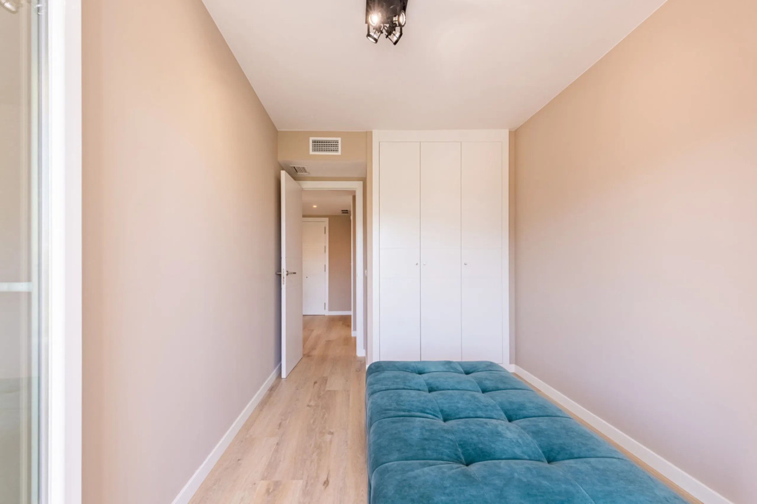 This brand new, never-before-occupied apartment is situated in the prestigious area of Nueva Andalucia, Marbella, Malaga, embodying both luxury and convenience on the renowned Costa Del Sol. Offering three bedrooms and two bathrooms, including an en-suite