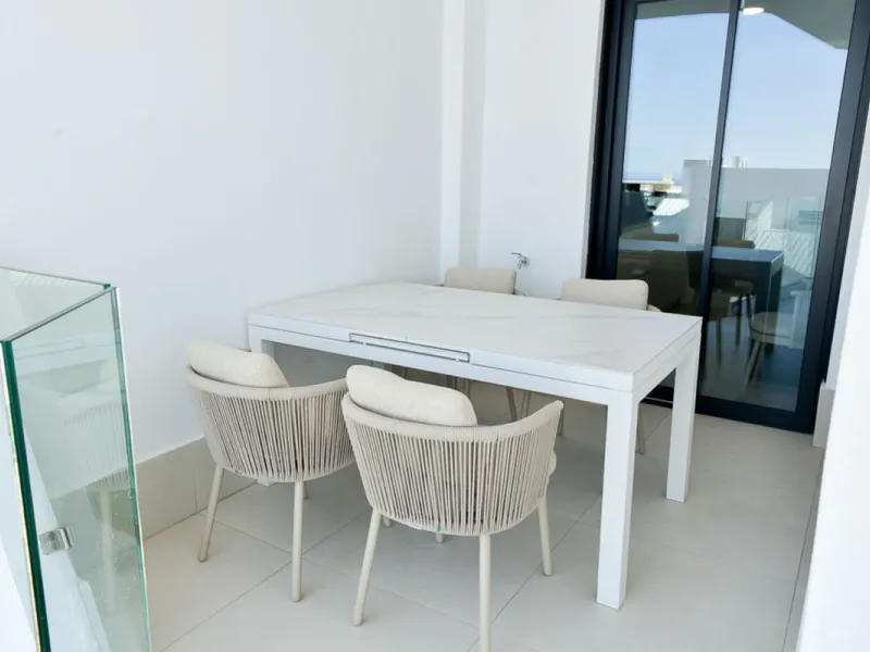 Apartment - Middle Floor Apartment в продаже в Fuengirola, Málaga. В доме 3 спален и 2 ванных комнат. Площадь дома 127 м²