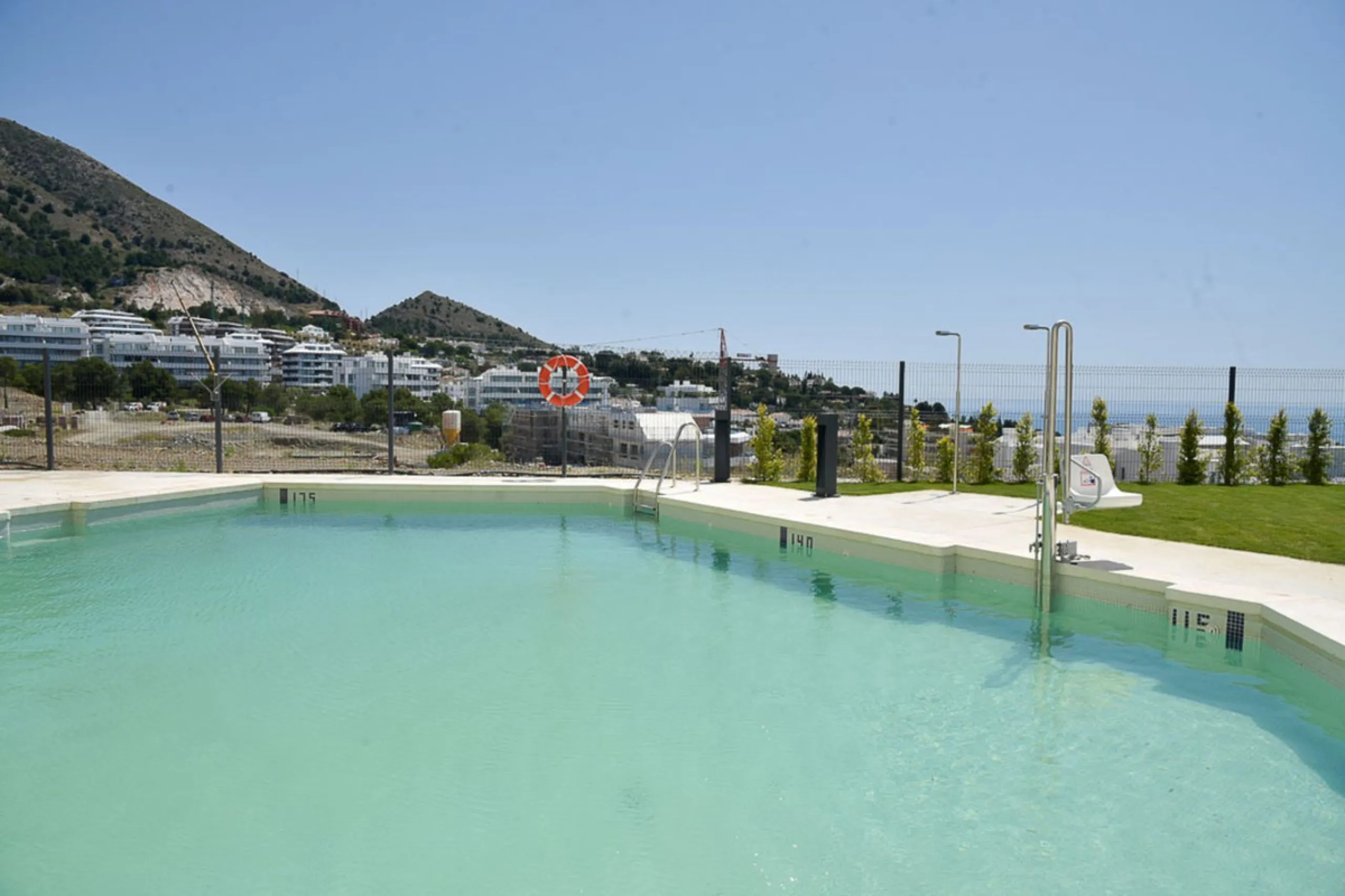 Apartment - Middle Floor Apartment в продаже в Fuengirola, Málaga. В доме 3 спален и 2 ванных комнат. Площадь дома 127 м²