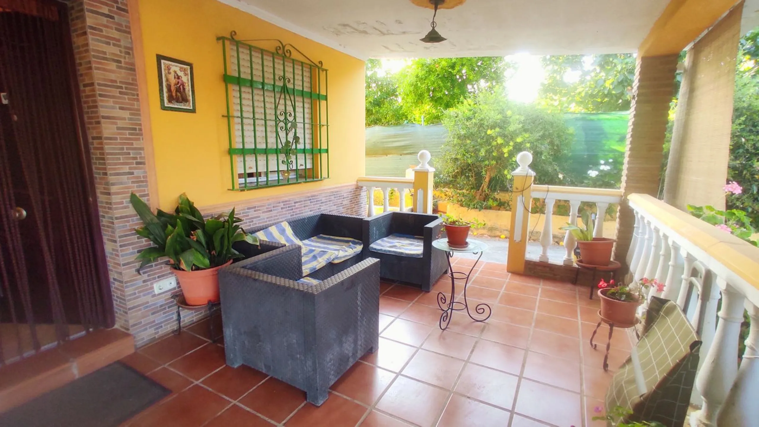 Discover the perfect balance between peaceful countryside living and a vibrant coastal lifestyle with this charming finca, ideally located just 10 minutes by car from the lively coastal town of La Cala de Mijas, one of the most sought-after areas on the C