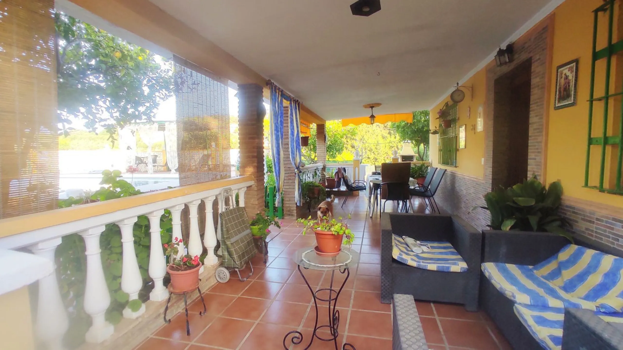 Discover the perfect balance between peaceful countryside living and a vibrant coastal lifestyle with this charming finca, ideally located just 10 minutes by car from the lively coastal town of La Cala de Mijas, one of the most sought-after areas on the C