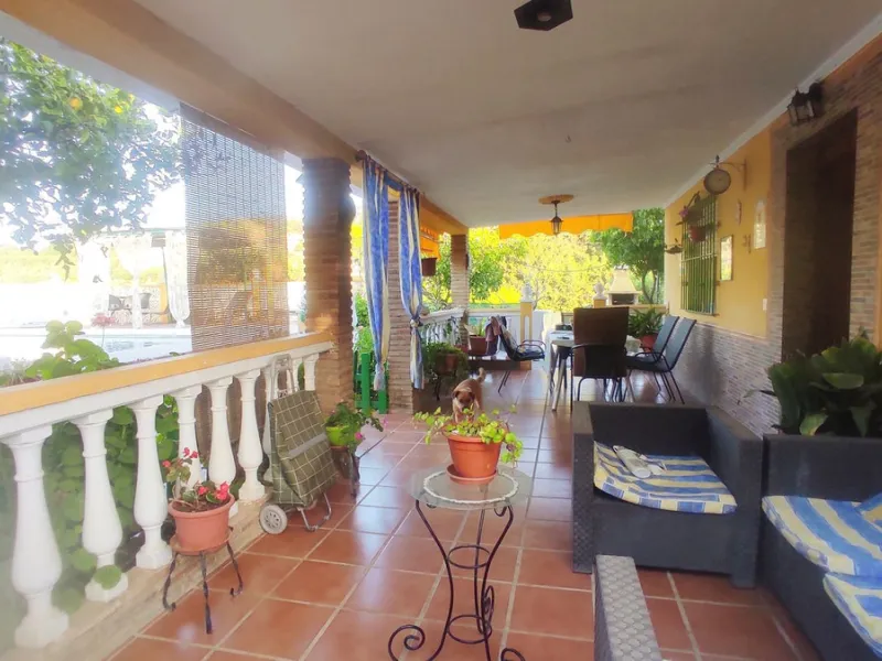 Discover the perfect balance between peaceful countryside living and a vibrant coastal lifestyle with this charming finca, ideally located just 10 minutes by car from the lively coastal town of La Cala de Mijas, one of the most sought-after areas on the C