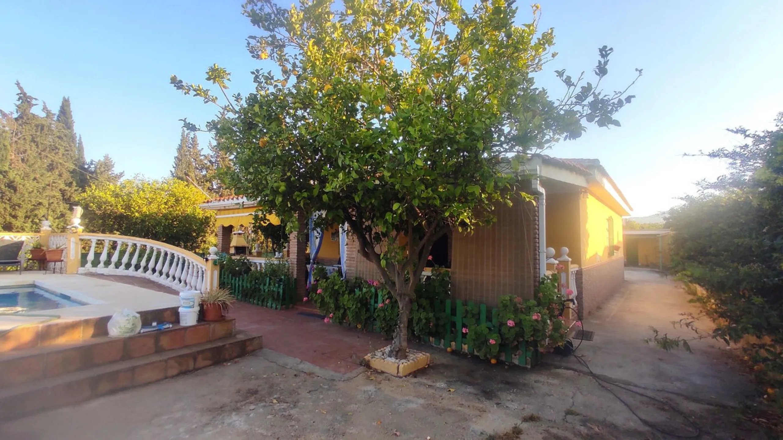 Discover the perfect balance between peaceful countryside living and a vibrant coastal lifestyle with this charming finca, ideally located just 10 minutes by car from the lively coastal town of La Cala de Mijas, one of the most sought-after areas on the C