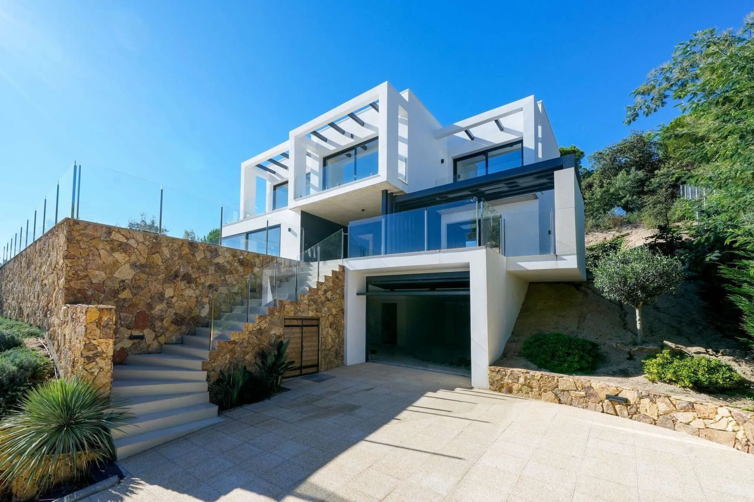 Modern and bright villa with sea views in Els Pinars, Lloret de Mar