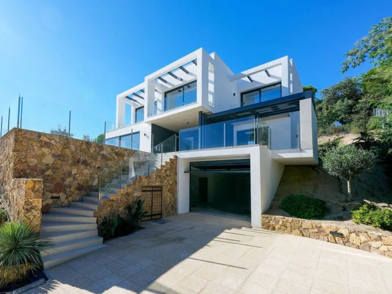 Modern and bright villa with sea views in Els Pinars, Lloret de Mar