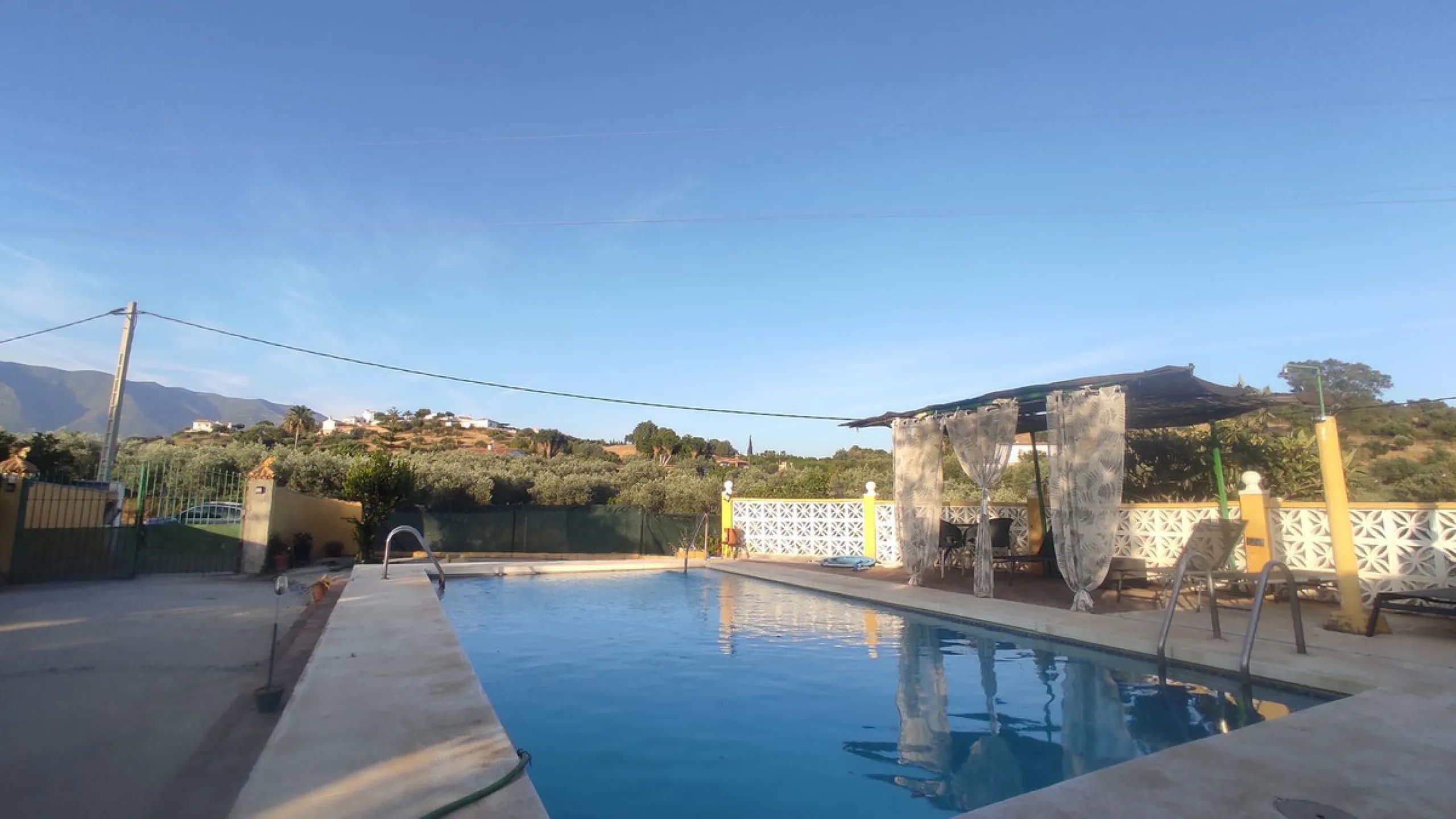 Discover the perfect balance between peaceful countryside living and a vibrant coastal lifestyle with this charming finca, ideally located just 10 minutes by car from the lively coastal town of La Cala de Mijas, one of the most sought-after areas on the C