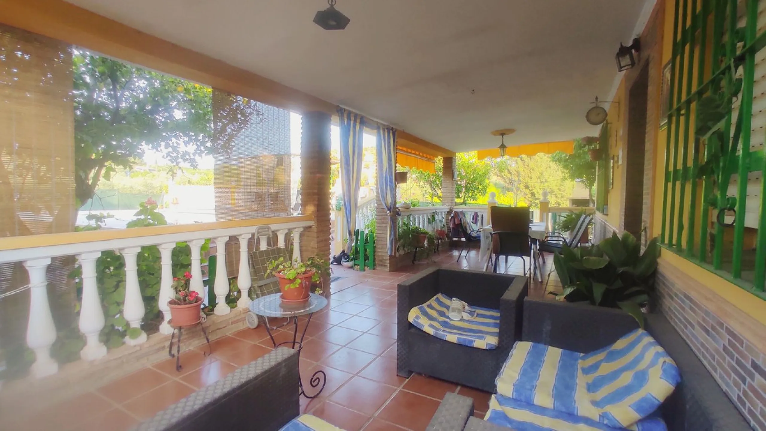 Discover the perfect balance between peaceful countryside living and a vibrant coastal lifestyle with this charming finca, ideally located just 10 minutes by car from the lively coastal town of La Cala de Mijas, one of the most sought-after areas on the C