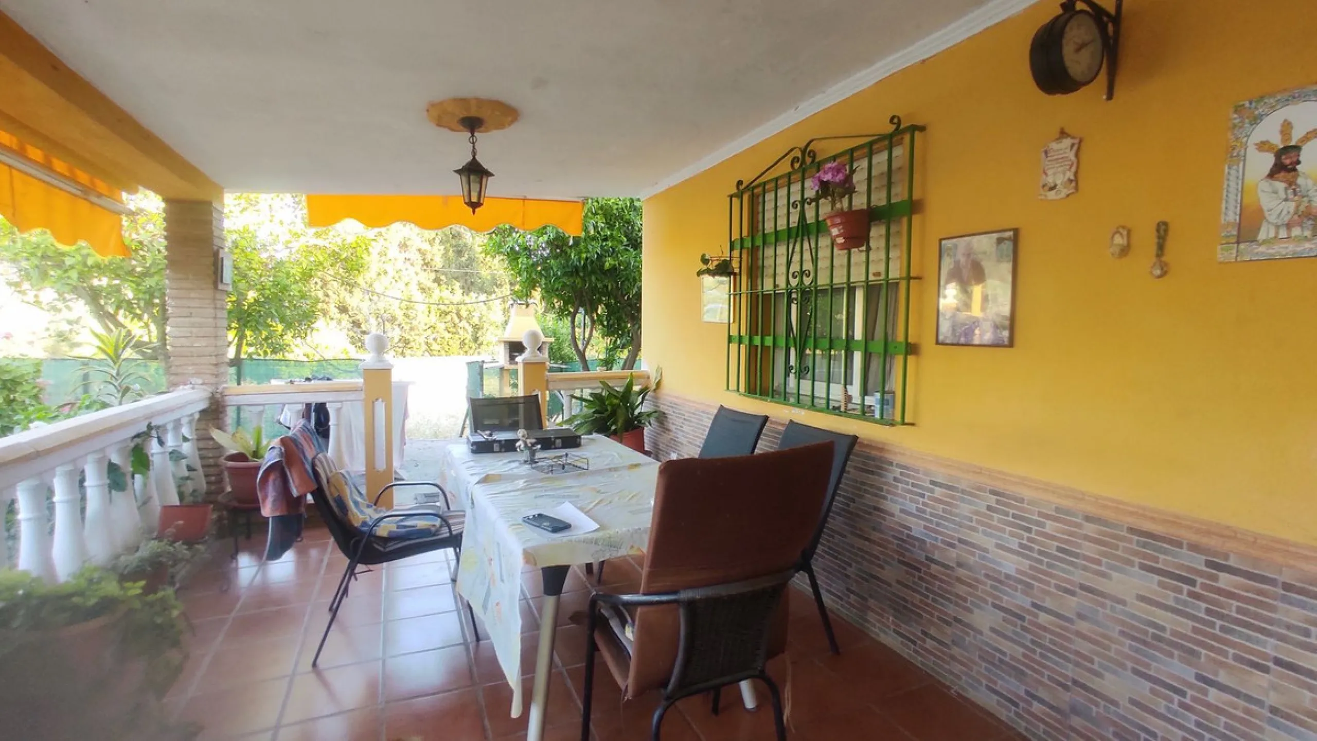 Discover the perfect balance between peaceful countryside living and a vibrant coastal lifestyle with this charming finca, ideally located just 10 minutes by car from the lively coastal town of La Cala de Mijas, one of the most sought-after areas on the C