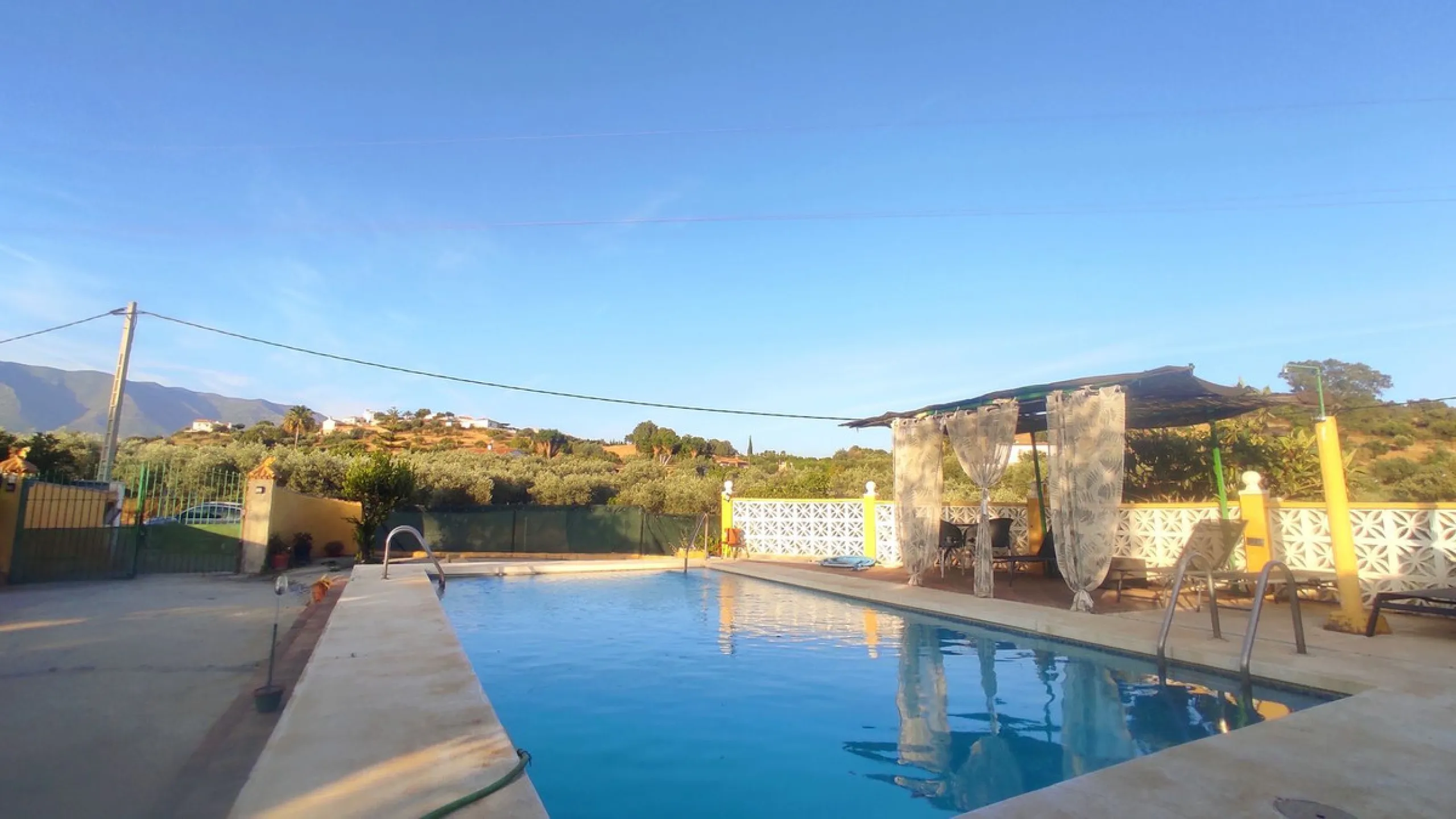 Discover the perfect balance between peaceful countryside living and a vibrant coastal lifestyle with this charming finca, ideally located just 10 minutes by car from the lively coastal town of La Cala de Mijas, one of the most sought-after areas on the C