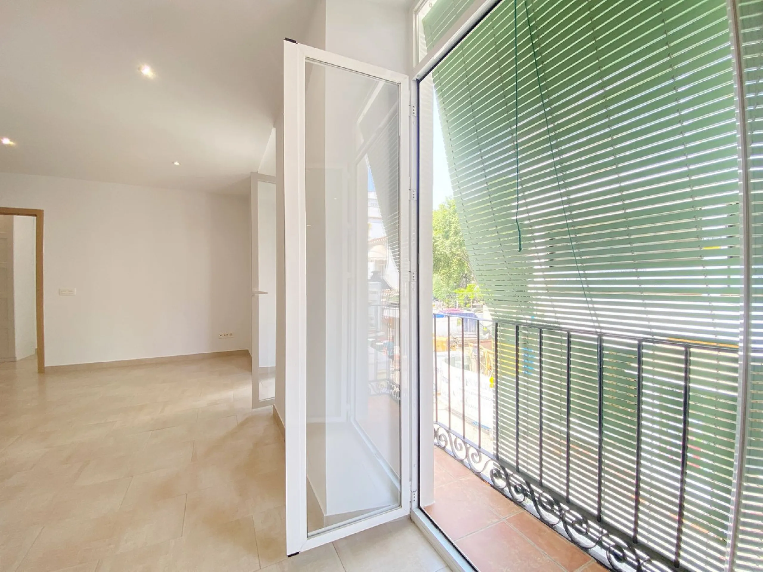 Charming one-bedroom apartment with a fantastic location in Marbella's Old Town, just a 1-minute walk from Plaza de Los Naranjos and a 5-minute walk from the beach.