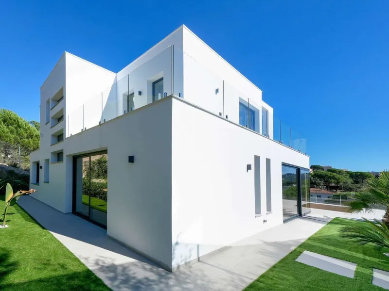 Modern and bright villa with sea views in Els Pinars, Lloret de Mar