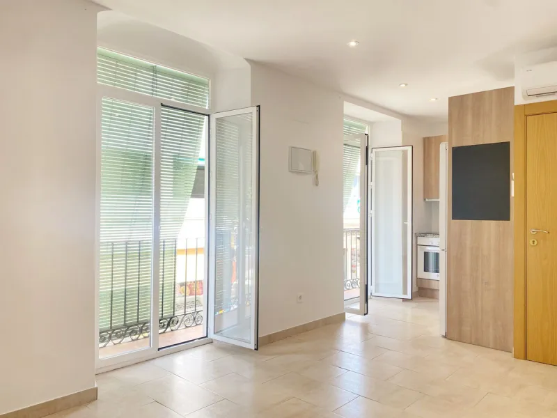 Charming one-bedroom apartment with a fantastic location in Marbella's Old Town, just a 1-minute walk from Plaza de Los Naranjos and a 5-minute walk from the beach.