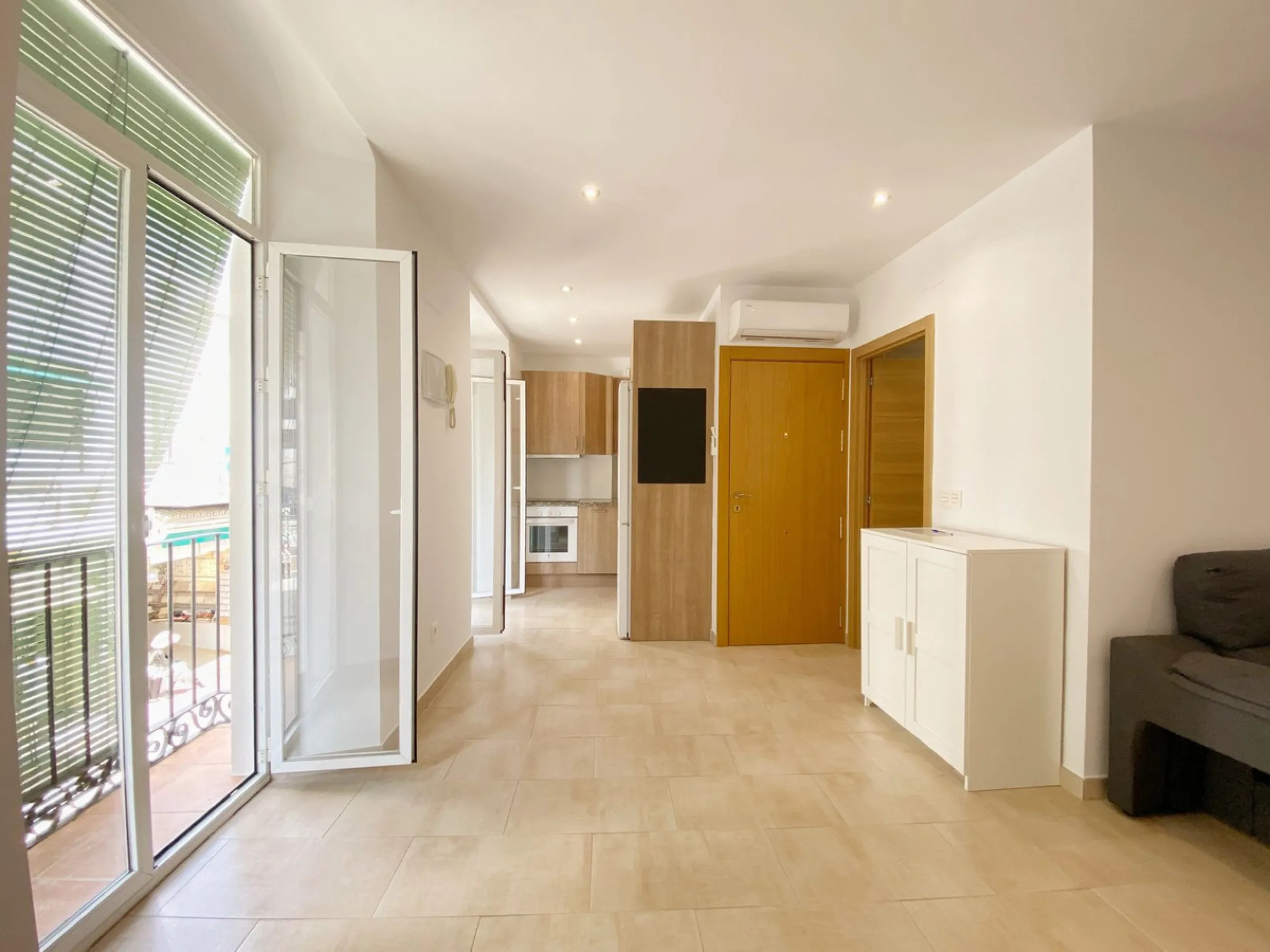 Charming one-bedroom apartment with a fantastic location in Marbella's Old Town, just a 1-minute walk from Plaza de Los Naranjos and a 5-minute walk from the beach.