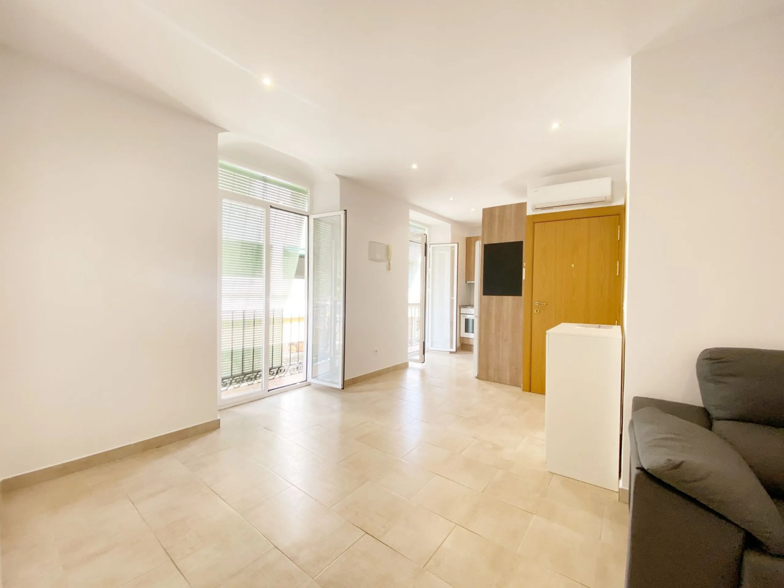 Charming one-bedroom apartment with a fantastic location in Marbella's Old Town, just a 1-minute walk from Plaza de Los Naranjos and a 5-minute walk from the beach.