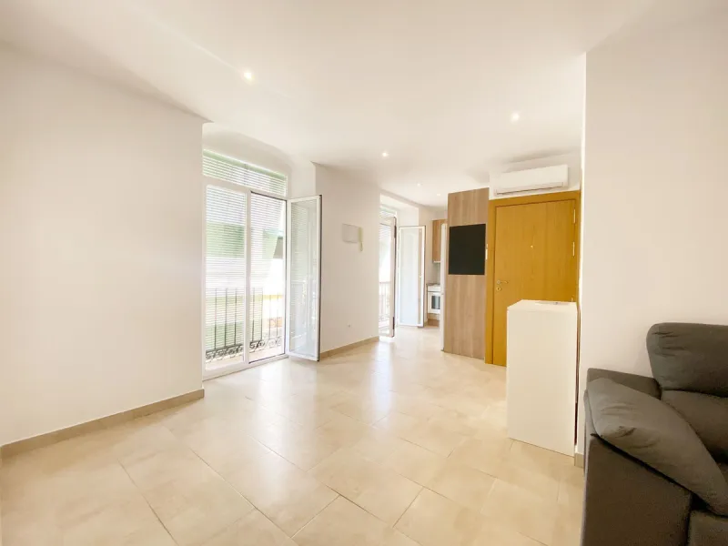 Charming one-bedroom apartment with a fantastic location in Marbella's Old Town, just a 1-minute walk from Plaza de Los Naranjos and a 5-minute walk from the beach.