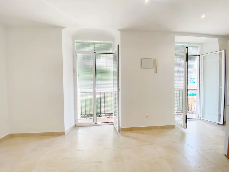 Charming one-bedroom apartment with a fantastic location in Marbella's Old Town, just a 1-minute walk from Plaza de Los Naranjos and a 5-minute walk from the beach.