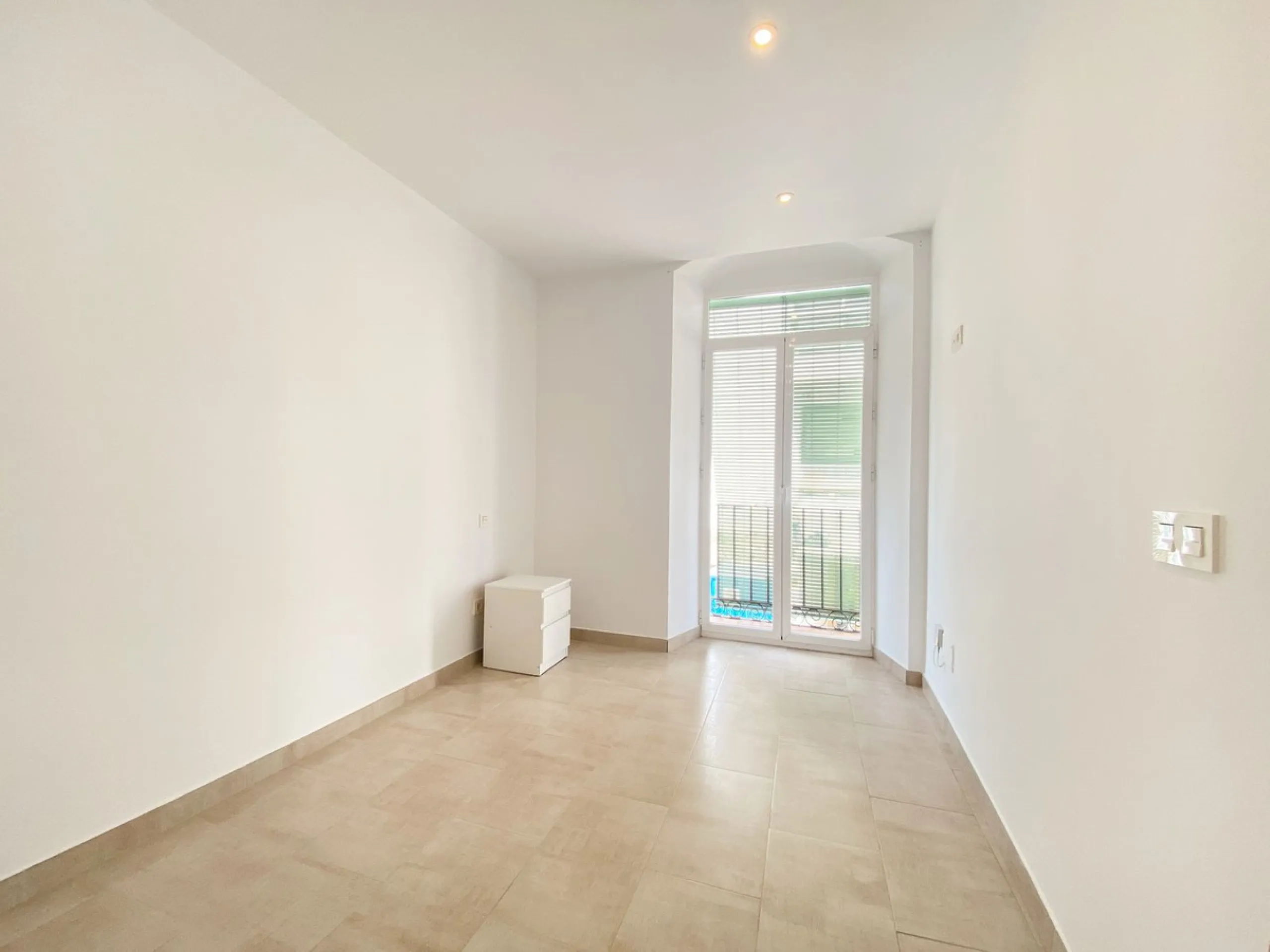 Charming one-bedroom apartment with a fantastic location in Marbella's Old Town, just a 1-minute walk from Plaza de Los Naranjos and a 5-minute walk from the beach.
